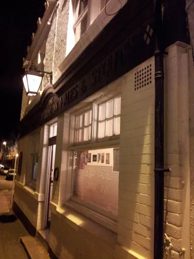 Even the outside has a charming inn feel, making it easy to forget you're just steps from the bustling city centre.