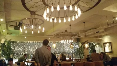 The sparkliness makes for a pleasant enough atmosphere.